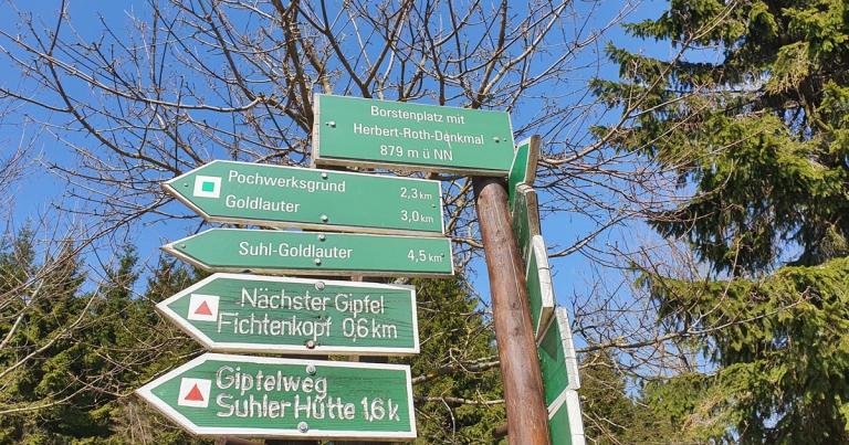 Wegweiser am Borstenplatz