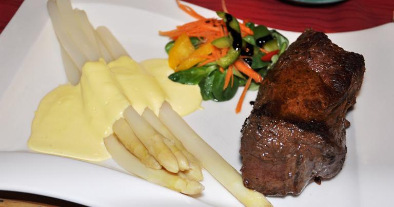 Steak mit Spargel (saisonal)