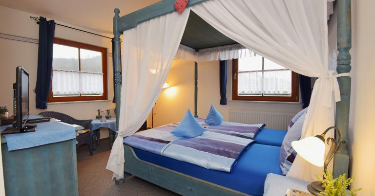 Doppelzimmer mit Himmelbett