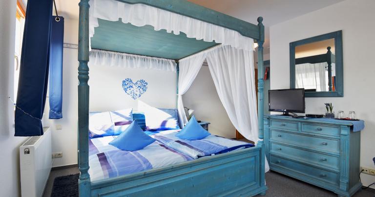 Doppelzimmer mit Himmelbett